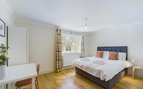 Duplex Redhill Town Centre Apt By Livingo Stays